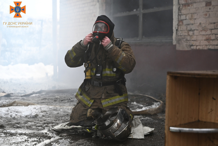 Рятувальники ліквідували пожежу в складі на території Чернівецького хімзаводу (фото)