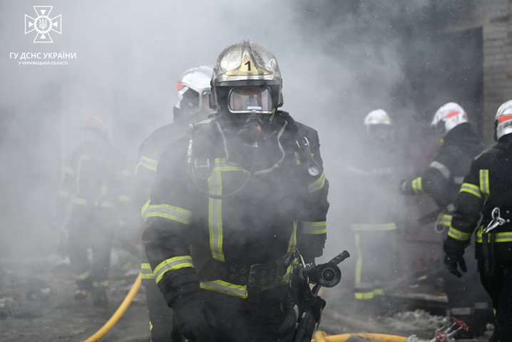 Рятувальники ліквідували пожежу в складі на території Чернівецького хімзаводу (фото)