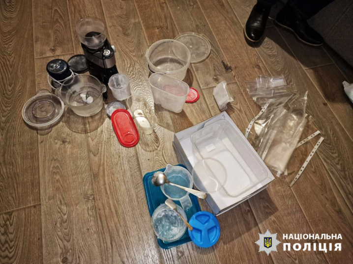 Збував амфетамін оптом: на Буковині затримали наркодилера (фото)