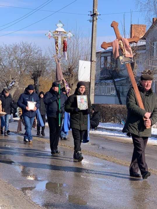 На Буковині сотні людей провели в останню дорогу Героя Михайла Осіпова