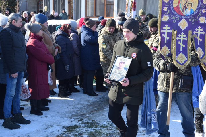 На Буковині сотні людей провели в останню дорогу Героя Михайла Осіпова