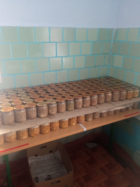 Понад 350 банок м’ясної консервації відправлять захисникам мешканці Сокирянщини Понад 350 банок м’ясної консервації відправлять захисникам мешканці Сокирянщини