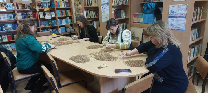 Понад 350 банок м’ясної консервації відправлять захисникам мешканці Сокирянщини Понад 350 банок м’ясної консервації відправлять захисникам мешканці Сокирянщини