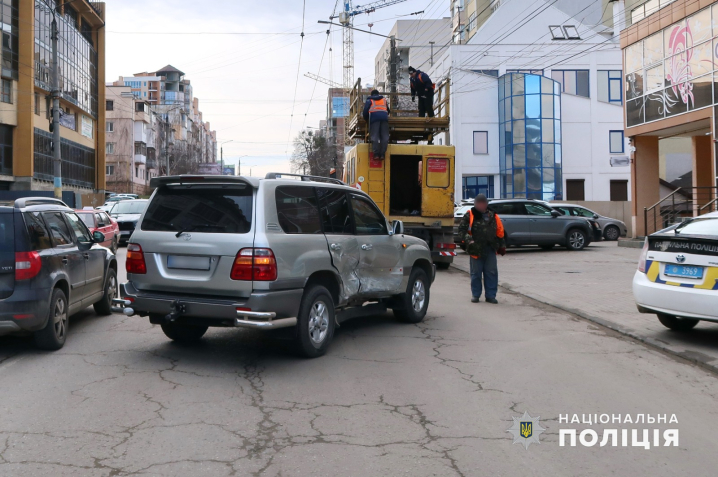 Від удару автівка в’їхала в електроопору: у ДТП на Героїв Майдану травмувалася пасажирка