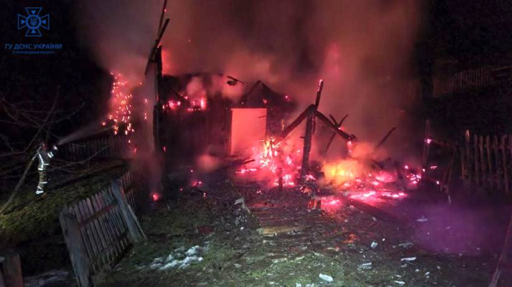 Вранці у Сокирянах горіла господарська будівля Вранці у Сокирянах горіла господарська будівля