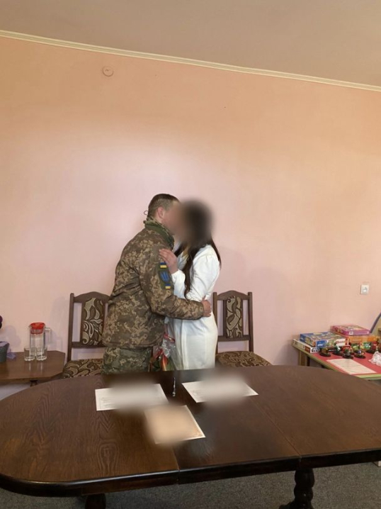 На Тернопільщині військовий ЗСУ одружився із засудженою у в'язниці