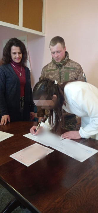 На Тернопільщині військовий ЗСУ одружився із засудженою у в'язниці