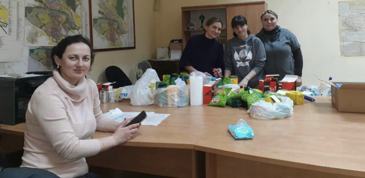 У Чернівцях волонтери фондів "Вікторія" та «Для майбутнього України» надають благодійну допомогу