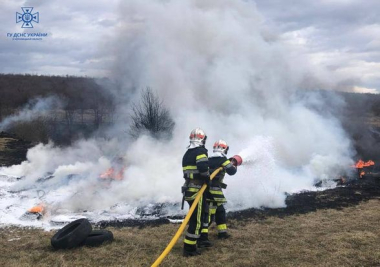 За вихідні на Буковині рятувальники ліквідували 10 пожеж: горів будинок та вантажівка