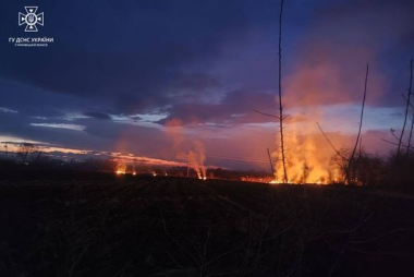 За вихідні на Буковині рятувальники ліквідували 10 пожеж: горів будинок та вантажівка