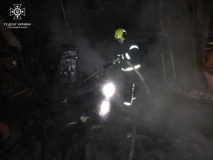 На Буковині рятувальники ліквідували пожежу у будинку