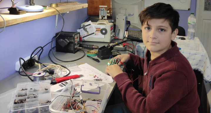 У Чагрі функціонує гурток конструювання, де діти опановують радіоаматорські технології