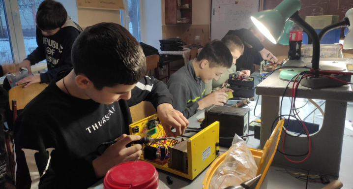 У Чагрі функціонує гурток конструювання, де діти опановують радіоаматорські технології