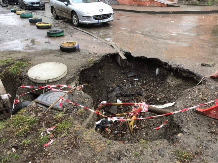 У Чернівцях на Головній комунальники 6 років не можуть засипати величезну яму