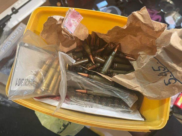 У похоронному бюро у Львові виявили сховок різної зброї та наркотики