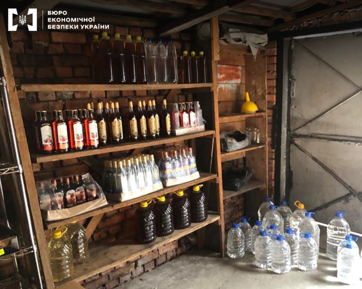 На Буковині виявили «палений» алкоголь і сигарети на 2,5 мільйони гривень