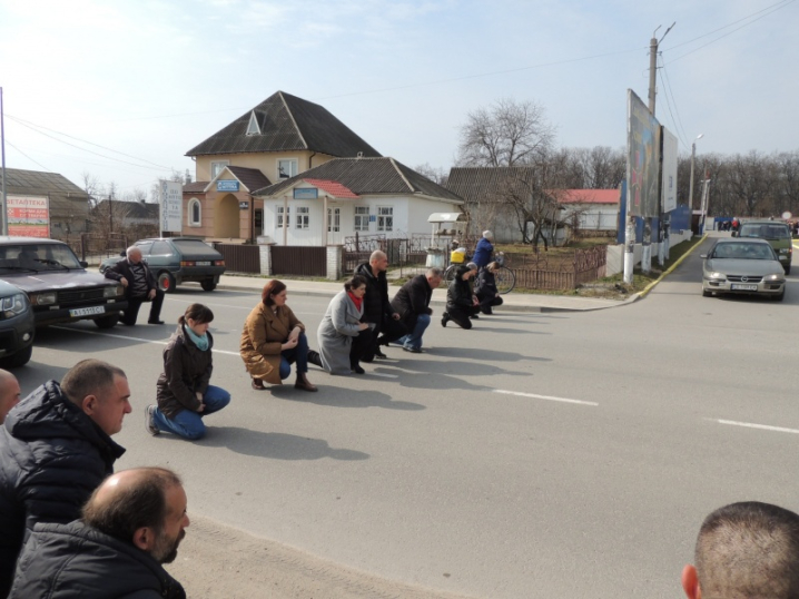 На Сокирянщині люди навколішки зустріли загиблого військового Геннадія Кишку 