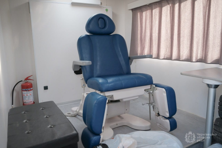 Чернівецький онкологічний центр отримав мобільний медичний офіс від благодійників