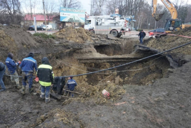 У Чернівцях мешканці району аеропорту потерпають від смороду каналізації: відповідь мера