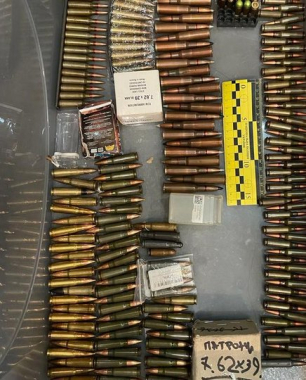 У похоронному бюро у Львові виявили сховок різної зброї та наркотики