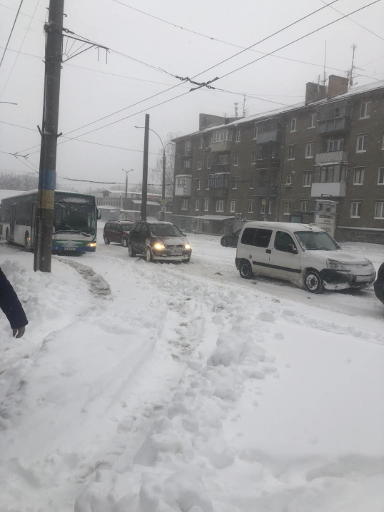 У Чернівцях через негоду паралізований рух транспорту на проспекті Незалежності У Чернівцях через негоду паралізований рух транспорту на проспекті Незалежності