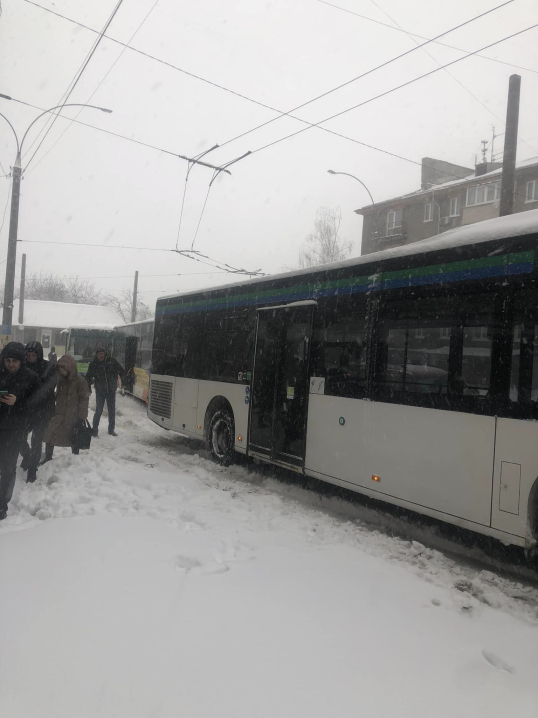 У Чернівцях через негоду паралізований рух транспорту на проспекті Незалежності У Чернівцях через негоду паралізований рух транспорту на проспекті Незалежності