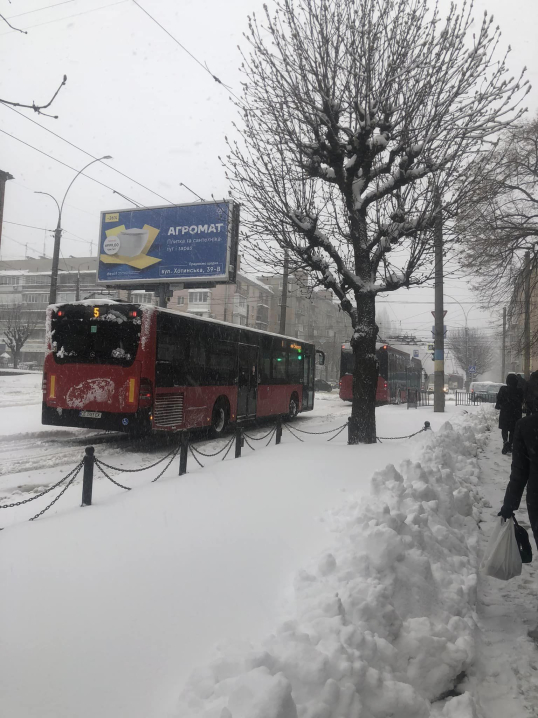 У Чернівцях через негоду паралізований рух транспорту на проспекті Незалежності У Чернівцях через негоду паралізований рух транспорту на проспекті Незалежності