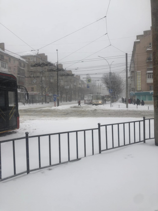 У Чернівцях через негоду паралізований рух транспорту на проспекті Незалежності У Чернівцях через негоду паралізований рух транспорту на проспекті Незалежності