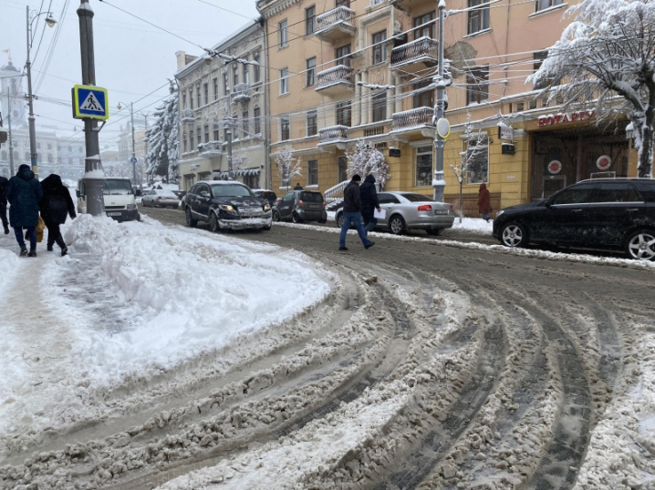 Засипані снігом авто і натовпи людей на зупинках: снігопад паралізував звичне життя Чернівців