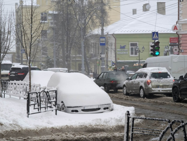 Засипані снігом авто і натовпи людей на зупинках: снігопад паралізував звичне життя Чернівців