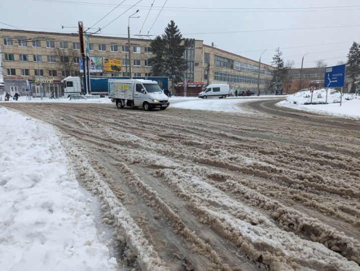 Засипані снігом авто і натовпи людей на зупинках: снігопад паралізував звичне життя Чернівців