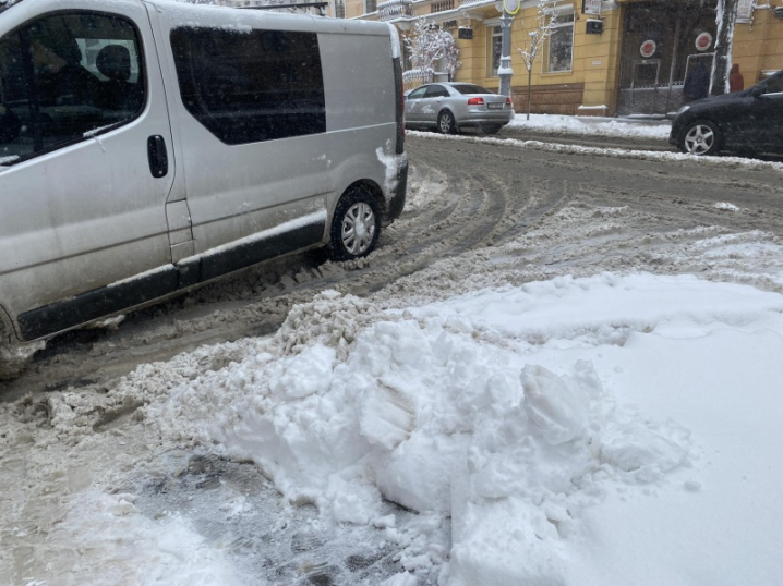 Засипані снігом авто і натовпи людей на зупинках: снігопад паралізував звичне життя Чернівців