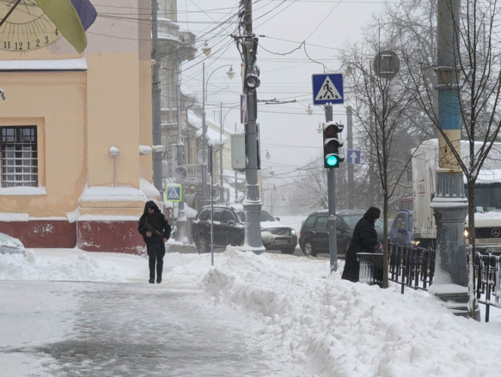 Засипані снігом авто і натовпи людей на зупинках: снігопад паралізував звичне життя Чернівців