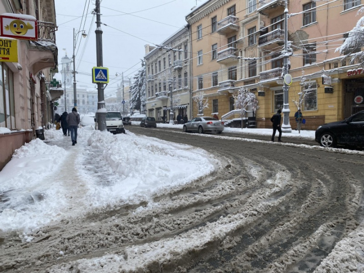 Засипані снігом авто і натовпи людей на зупинках: снігопад паралізував звичне життя Чернівців