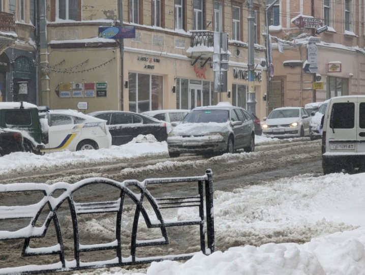 Засипані снігом авто і натовпи людей на зупинках: снігопад паралізував звичне життя Чернівців