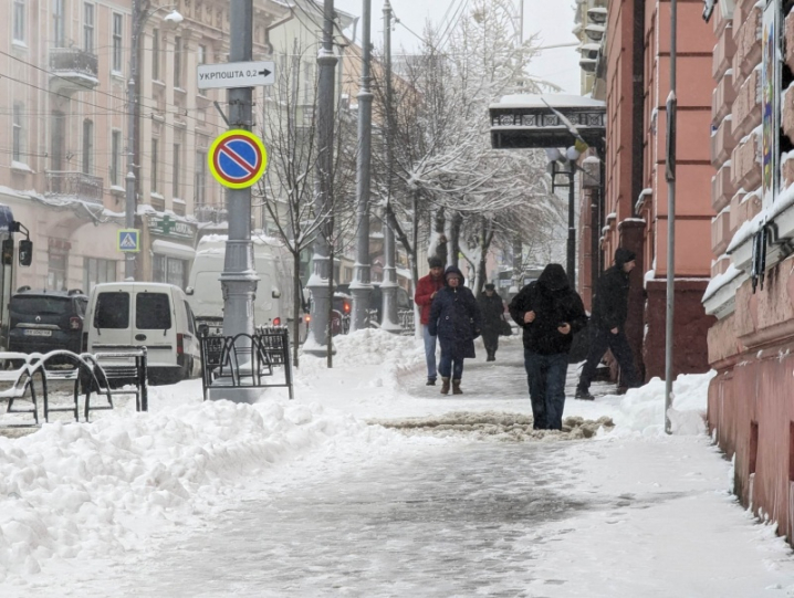 Засипані снігом авто і натовпи людей на зупинках: снігопад паралізував звичне життя Чернівців