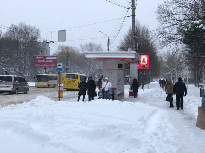 Засипані снігом авто і натовпи людей на зупинках: снігопад паралізував звичне життя Чернівців