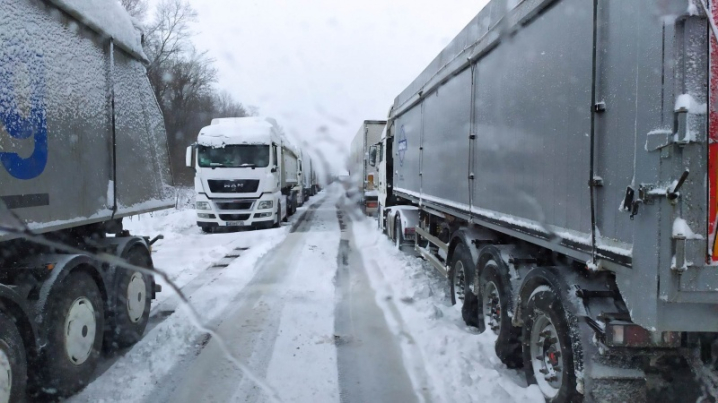 Румунію накрив потужний снігопад, дорога на Сучаву перекрита Румунію накрив потужний снігопад, дорога на Сучаву перекрита