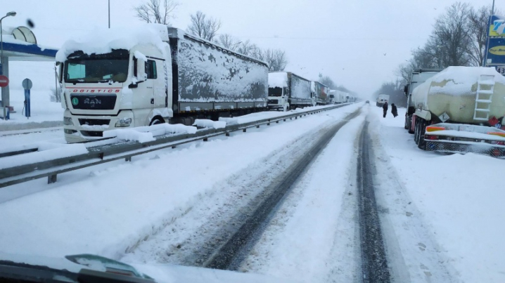 Румунію накрив потужний снігопад, дорога на Сучаву перекрита Румунію накрив потужний снігопад, дорога на Сучаву перекрита