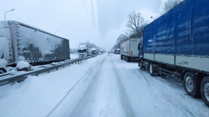 Румунію накрив потужний снігопад, дорога на Сучаву перекрита Румунію накрив потужний снігопад, дорога на Сучаву перекрита
