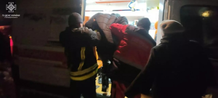 Рятувальники Буковини допомогли медикам доставити пацієнта до «швидкої» 
