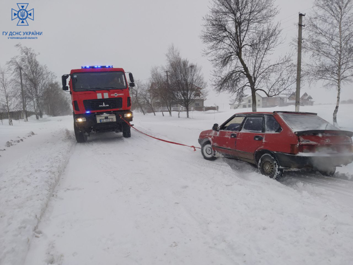 Буковинські рятувальники допомогли кареті швидкої подолати сніговий замет