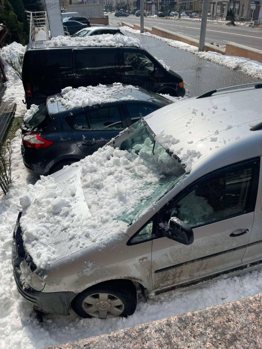 У Чернівцях на Героїв Майдану снігова груда з даху потрощила лобове скло автівки