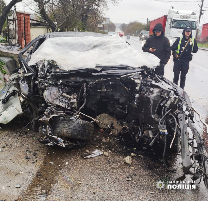 Авто розтрощене: у Тарашанах водій на “Інфініті” в’їхав у бетонну споруду