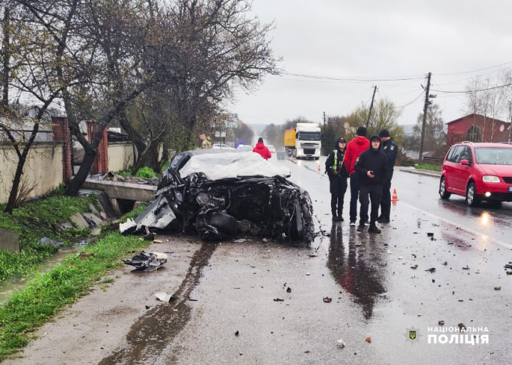 Авто розтрощене: у Тарашанах водій на “Інфініті” в’їхав у бетонну споруду