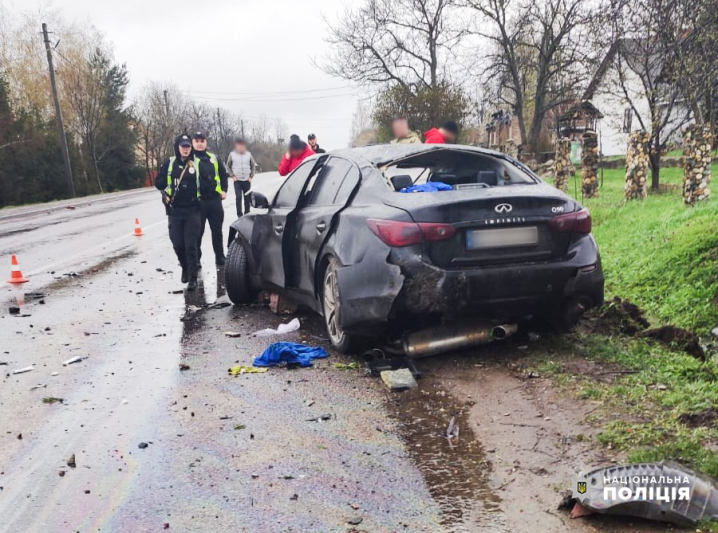 Авто розтрощене: у Тарашанах водій на “Інфініті” в’їхав у бетонну споруду