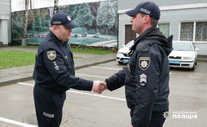 На Буковині поліцейським передали нові службові автомобілі На Буковині поліцейським передали нові службові автомобілі
