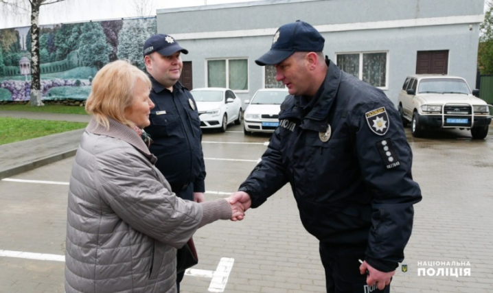 На Буковині поліцейським передали нові службові автомобілі На Буковині поліцейським передали нові службові автомобілі