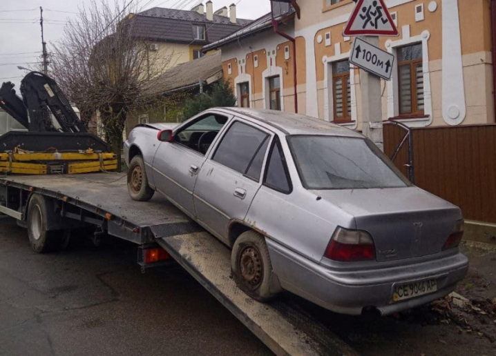 У Чернівцях з Київської евакуювали давно покинутий автомобіль