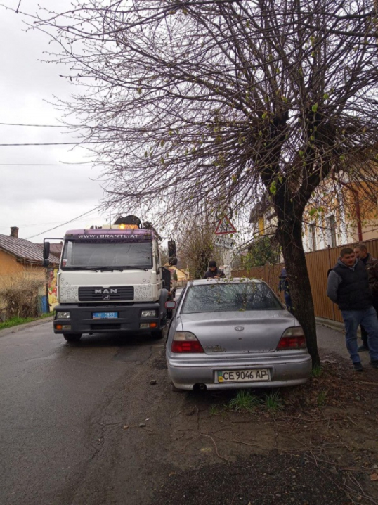 У Чернівцях з Київської евакуювали давно покинутий автомобіль